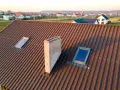 Dachówka ceramiczna, dwa okna dachowe i komin. Czy wybicie okna wymaga pozwolenia na budowę?