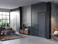 Nowoczesne wnętrze z betonowymi ścianami i drzwiami Porta System, które podkreślają elegancję przestrzeni.