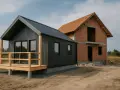 Nowoczesny dom modułowy obok budowy tradycyjnej. Czy dom modułowy jest tańszy?