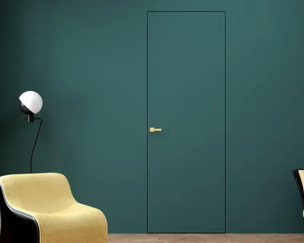 Nowoczesne drzwi wewnętrzne z ukrytymi zawiasami, idealnie wtapiające się w ścianę. Złota klamka dodaje elegancji.