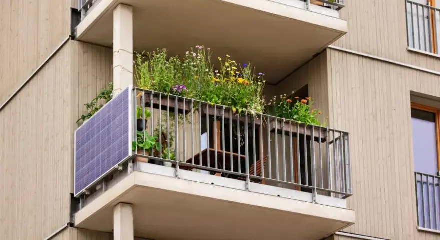 Kwiaty na balkonie z panelem słonecznym. Czy balkon jest częścią wspólną?
