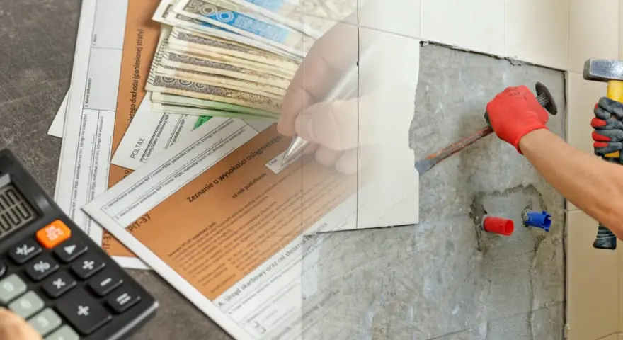 Dłonie z młotkiem i dłutem przy ścianie, obok dokumenty podatkowe i pieniądze.