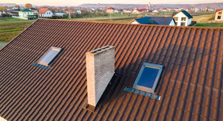 Dachówka ceramiczna, dwa okna dachowe i komin. Czy wybicie okna wymaga pozwolenia na budowę?