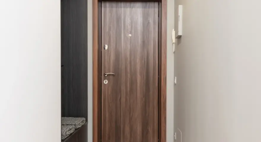 Solidne drzwi zewnętrzne Martom z drewnianym wykończeniem, idealne do każdego wnętrza.