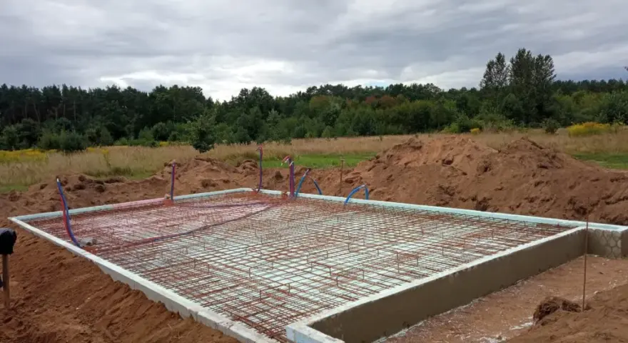 Ile kosztuje fundament pod dom szkieletowy? Zaskakujące ceny i czynniki wpływające na koszty
