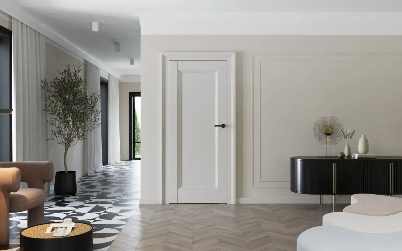 Eleganckie, białe drzwi odwrotna przylga z czarną klamką, w nowoczesnym wnętrzu z geometryczną posadzką i designerskimi meblami.