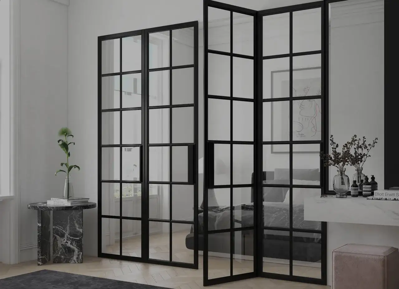 Stylowe drzwi wewnętrzne loft z czarnymi ramami i szprosami, dzielące przestrzeń sypialni i salonu.